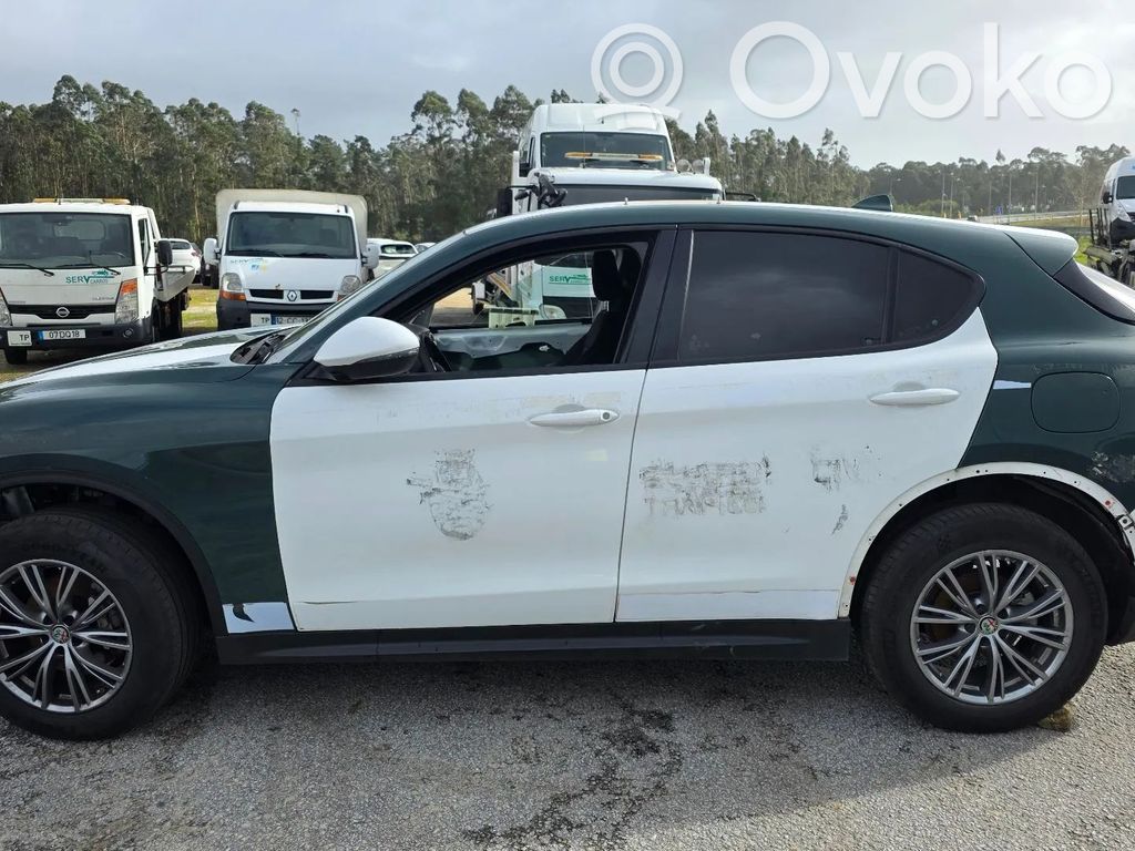 Alfa Romeo Stelvio Macara geam față fără motor 