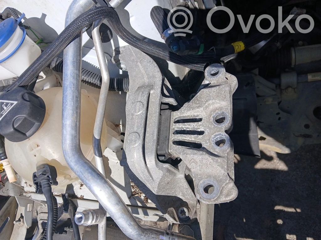 Engine mount bracket