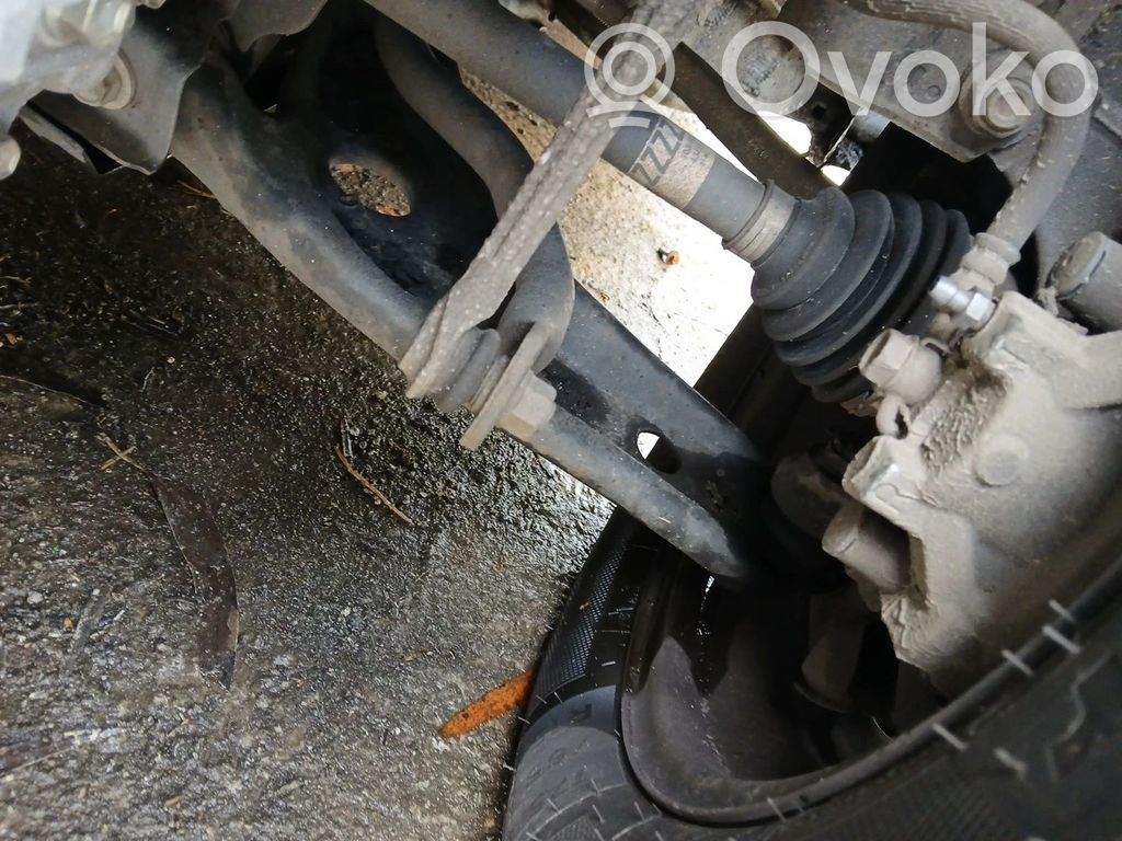 Toyota Yaris Wahacz przedni 