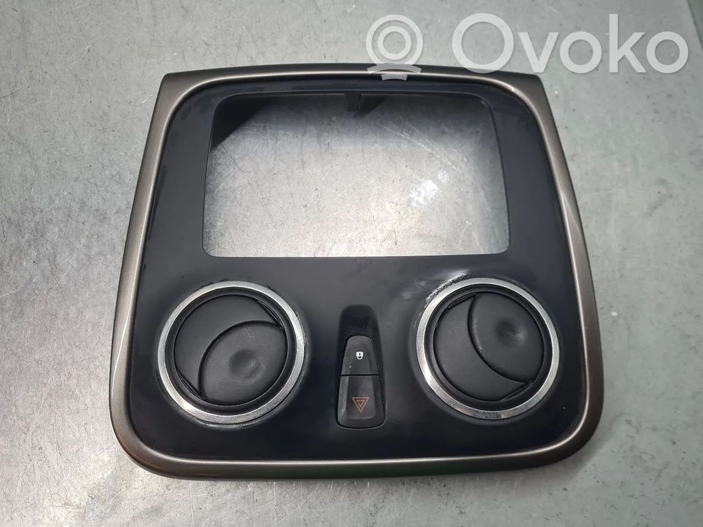 Dacia Sandero Konsola środkowa / Radio / GPS 