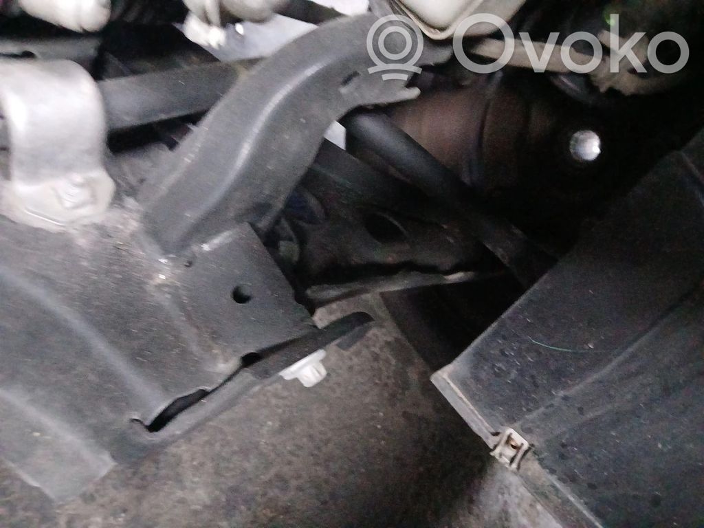 Peugeot 208 II Braccio di controllo sospensione anteriore