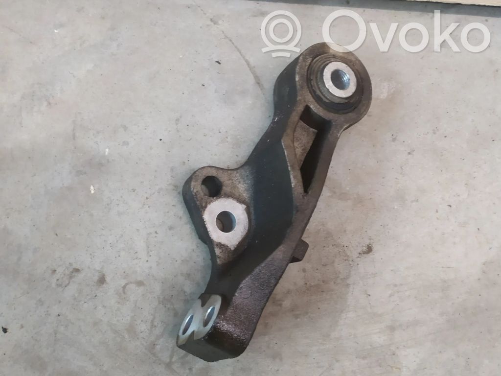 Volvo V40 Engine mounting bracket 