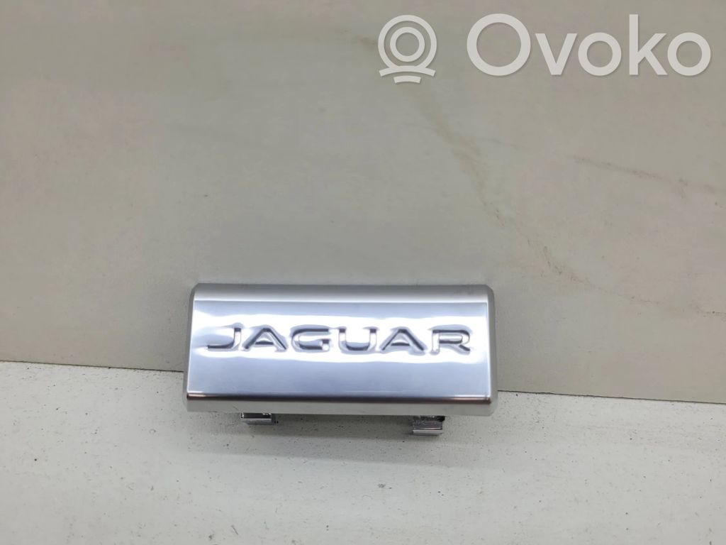 Jaguar XE Ražotāja emblēma 