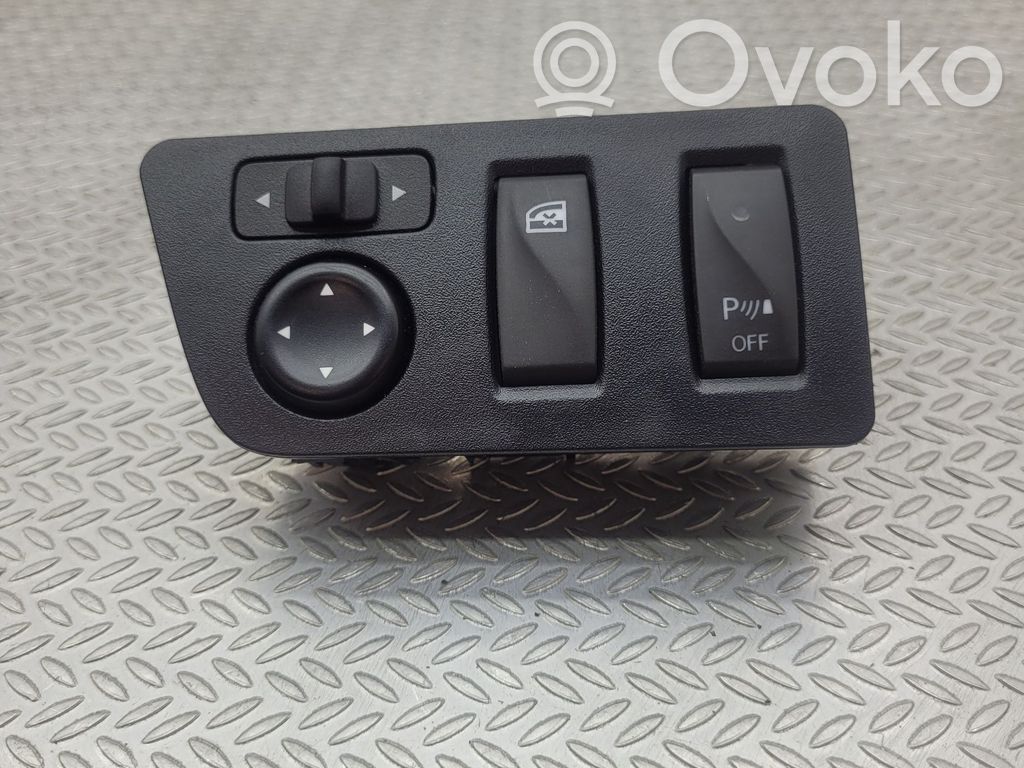 Dacia Spring Wing mirror switch 