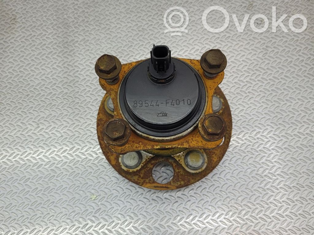 Toyota Yaris XP210 Taka-akselin pyöräntuenta 