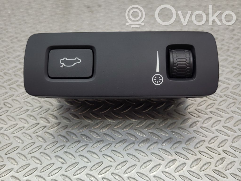 Volvo XC40 Tailgate opening switch 