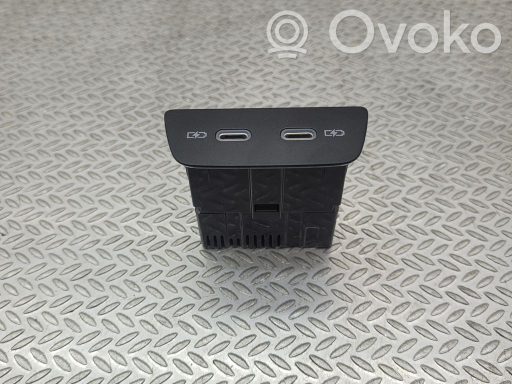 Volkswagen Golf VIII USB jungtis 