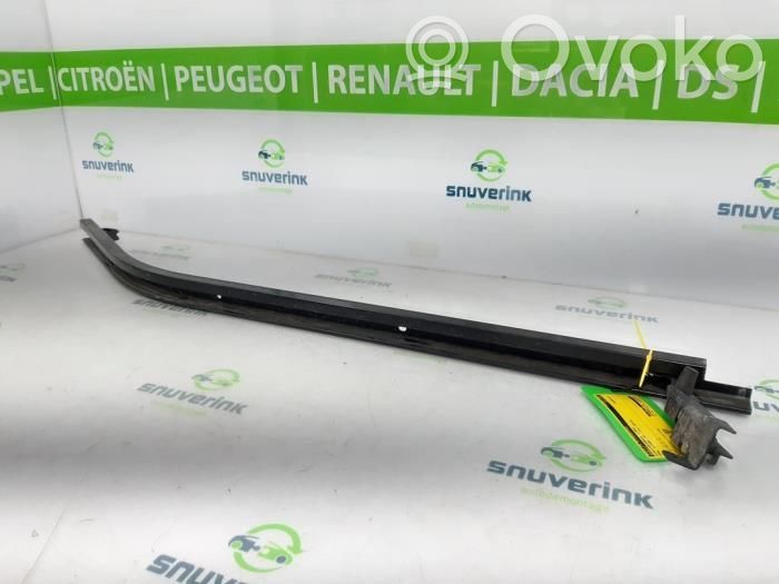 Opel Vivaro Apakšējā sliedīte 