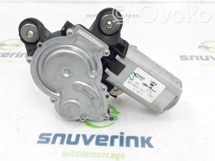 Fiat 500 Silniczek wycieraczki szyby tylnej 
