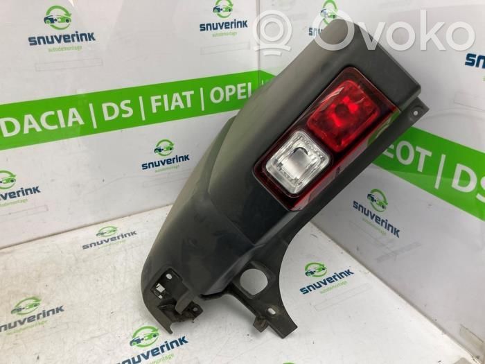 Opel Vivaro Moldura de la esquina del parachoques trasero 