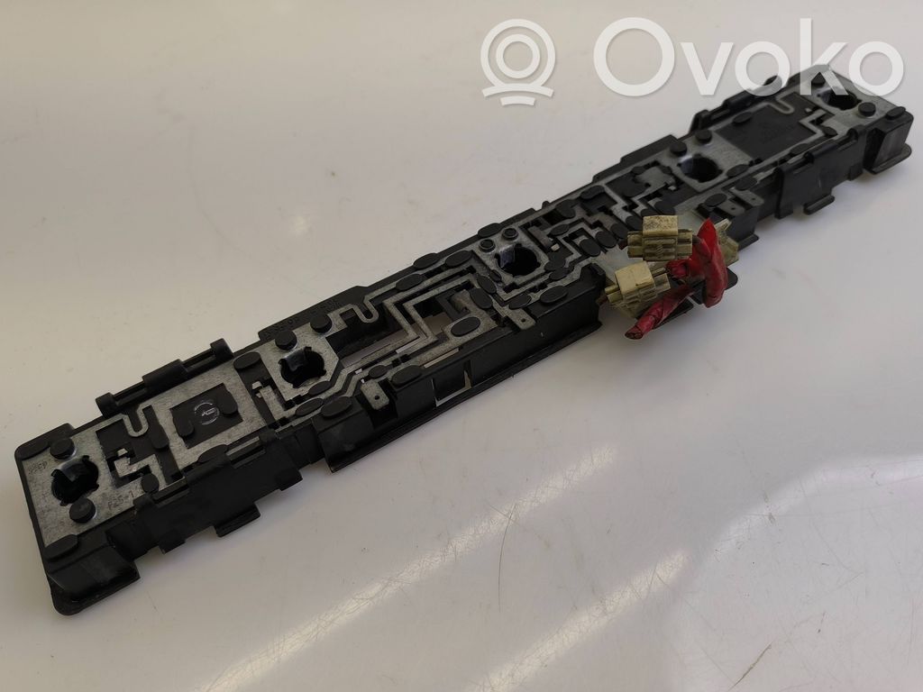 Volkswagen PASSAT B2 Takavalon polttimon suojan pidike 