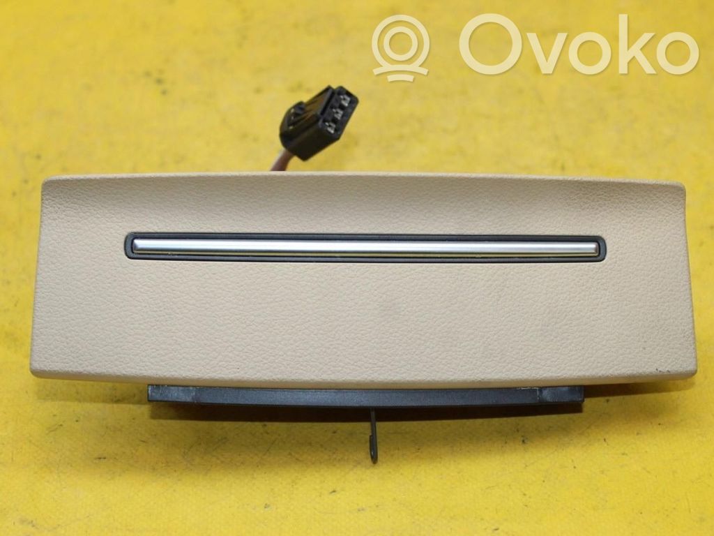 12 V Socket (front)   11123
