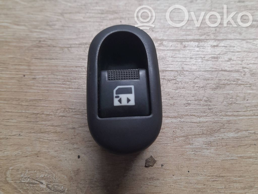 Peugeot 1007 Electric window control switch 