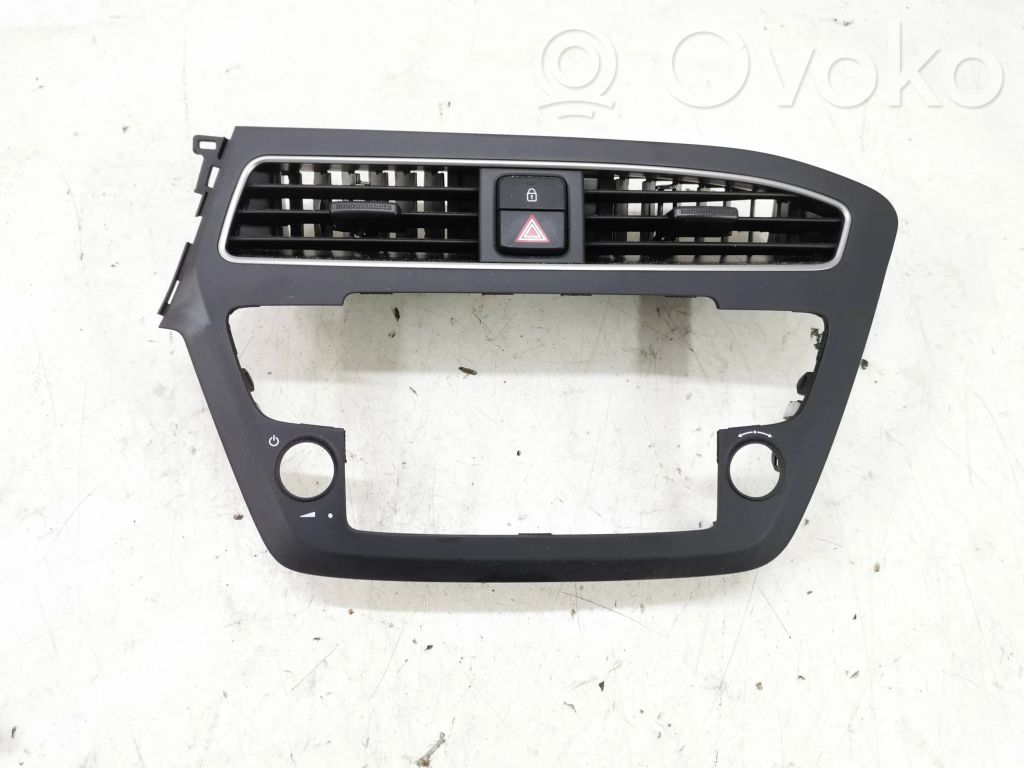 Hyundai i20 (BC3 BI3) Dash center air vent grill 