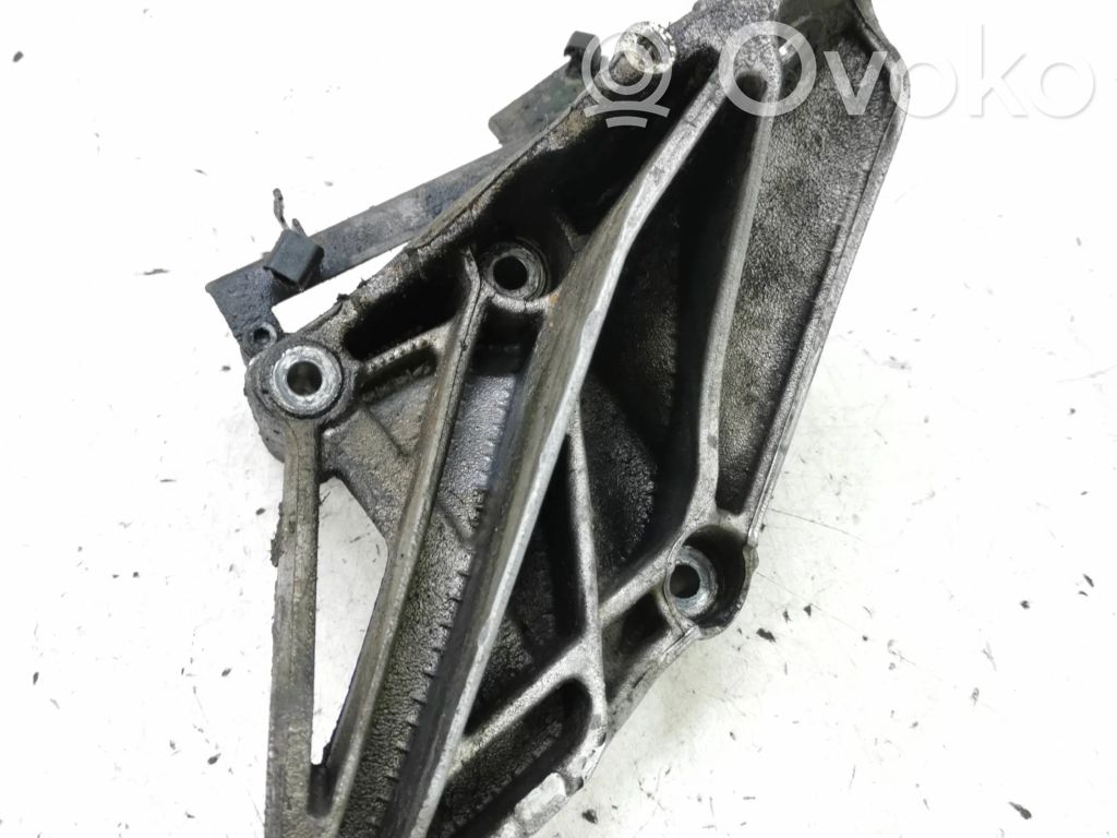 Volkswagen Touareg I Engine mounting bracket 
