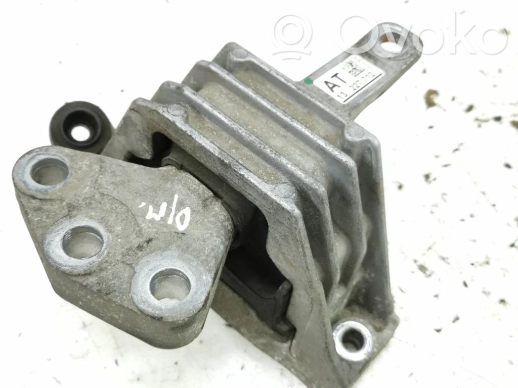 Opel Insignia A Engine mount bracket 