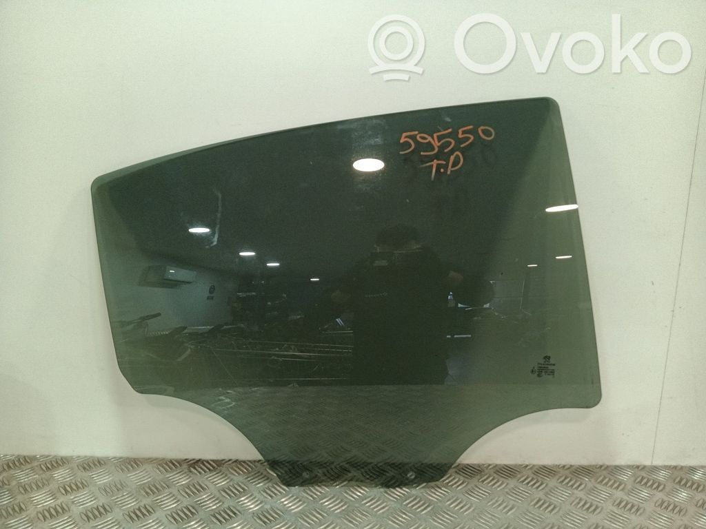Peugeot 208 I Vetro del finestrino della portiera posteriore 
