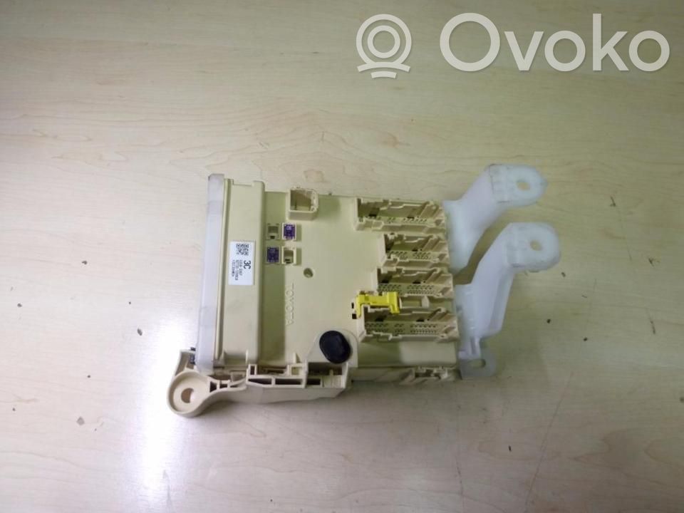 Toyota Auris E180 Juego de caja de fusibles 