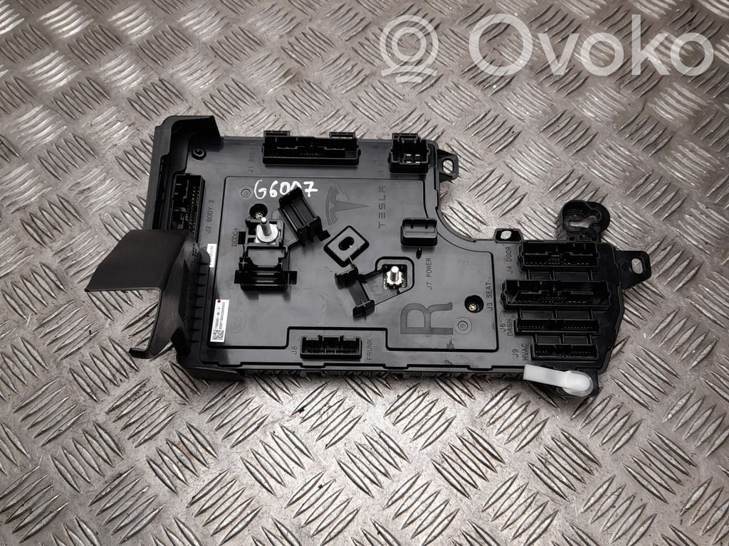 Tesla Model 3 Comfort/convenience module 