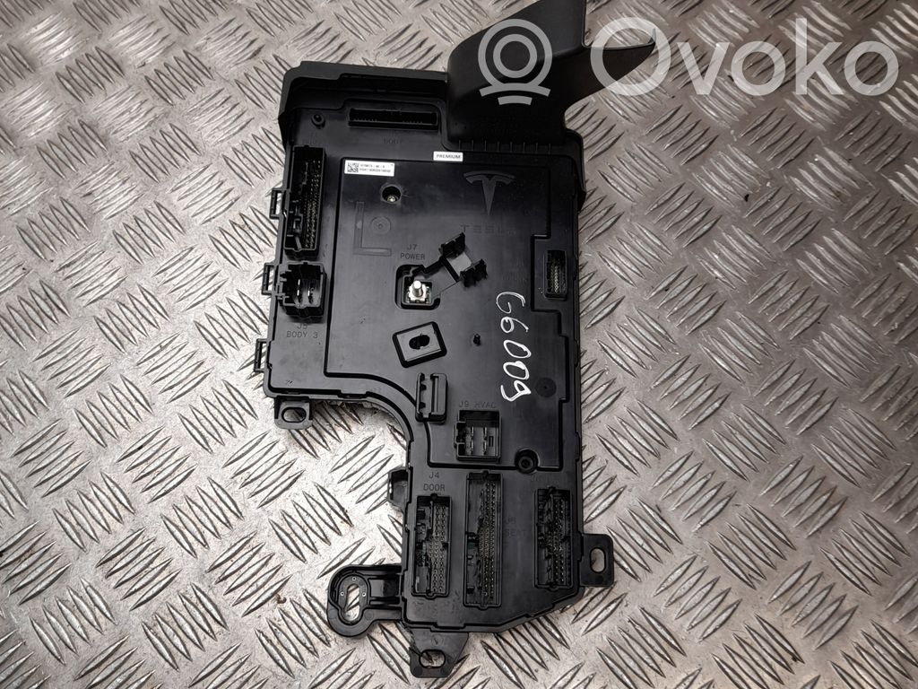 Tesla Model 3 Comfort/convenience module 