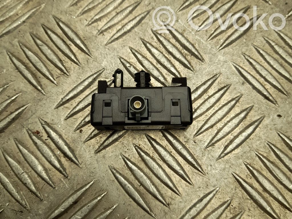 Volkswagen Golf VIII GPS-pystyantenni 