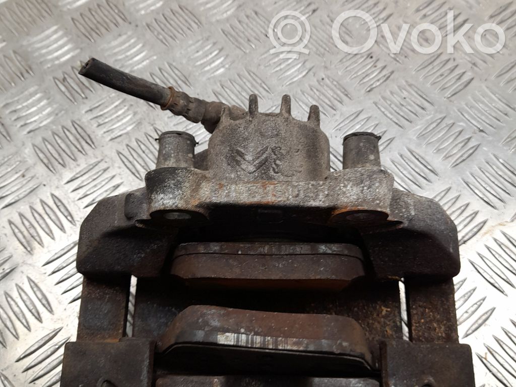 Opel Corsa F Zacisk hamulcowy przedni 