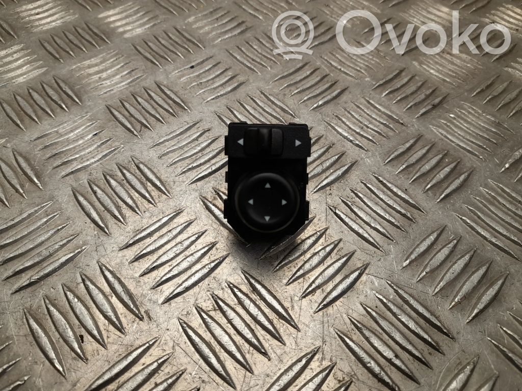 Dacia Spring Sivupeilin kytkin 