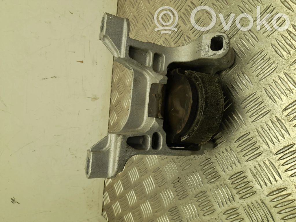 Engine mount bracket   KE64,VD33689