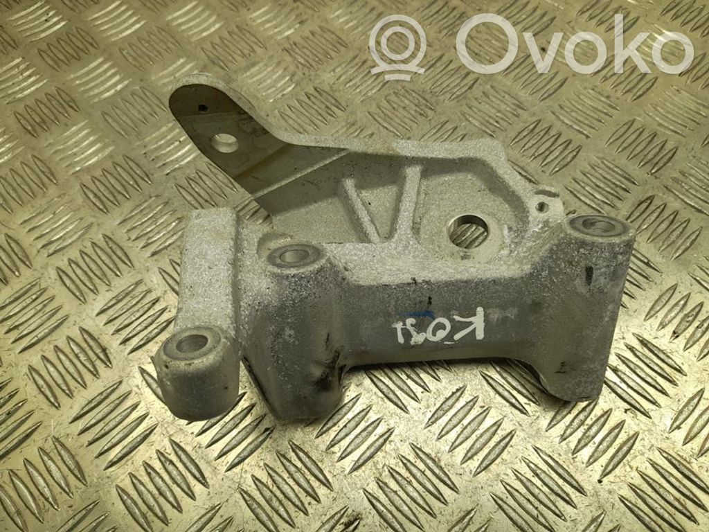 Volvo XC60 Engine mounting bracket 