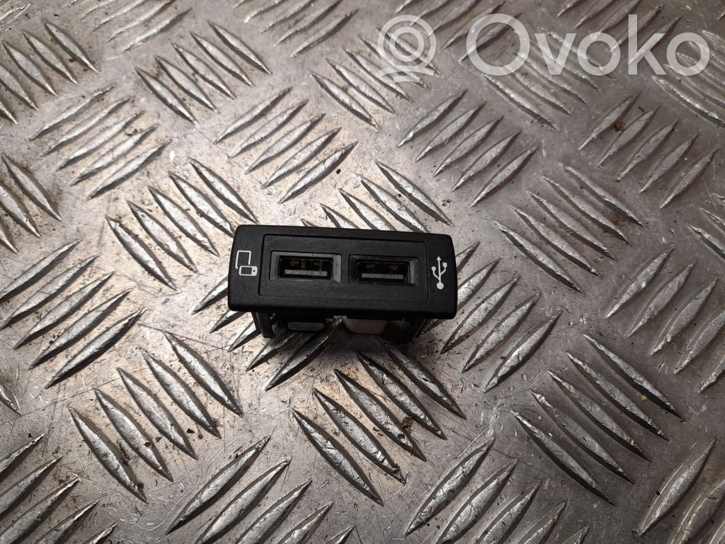 Mercedes-Benz Vito Viano W447 Gniazdo / Złącze USB 