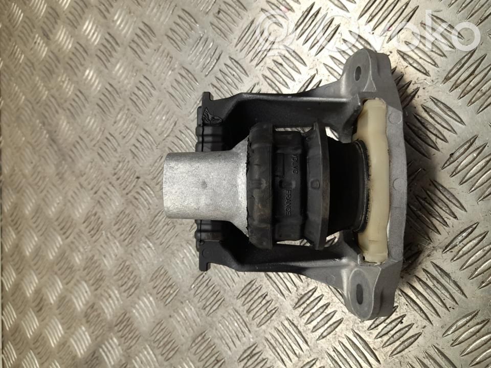 Volvo XC60 Engine mount bracket 