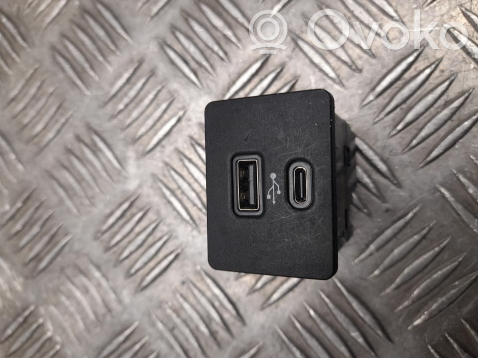 Ford Explorer VI USB socket connector 