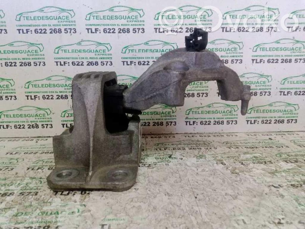 Renault Megane III Engine mounting bracket 