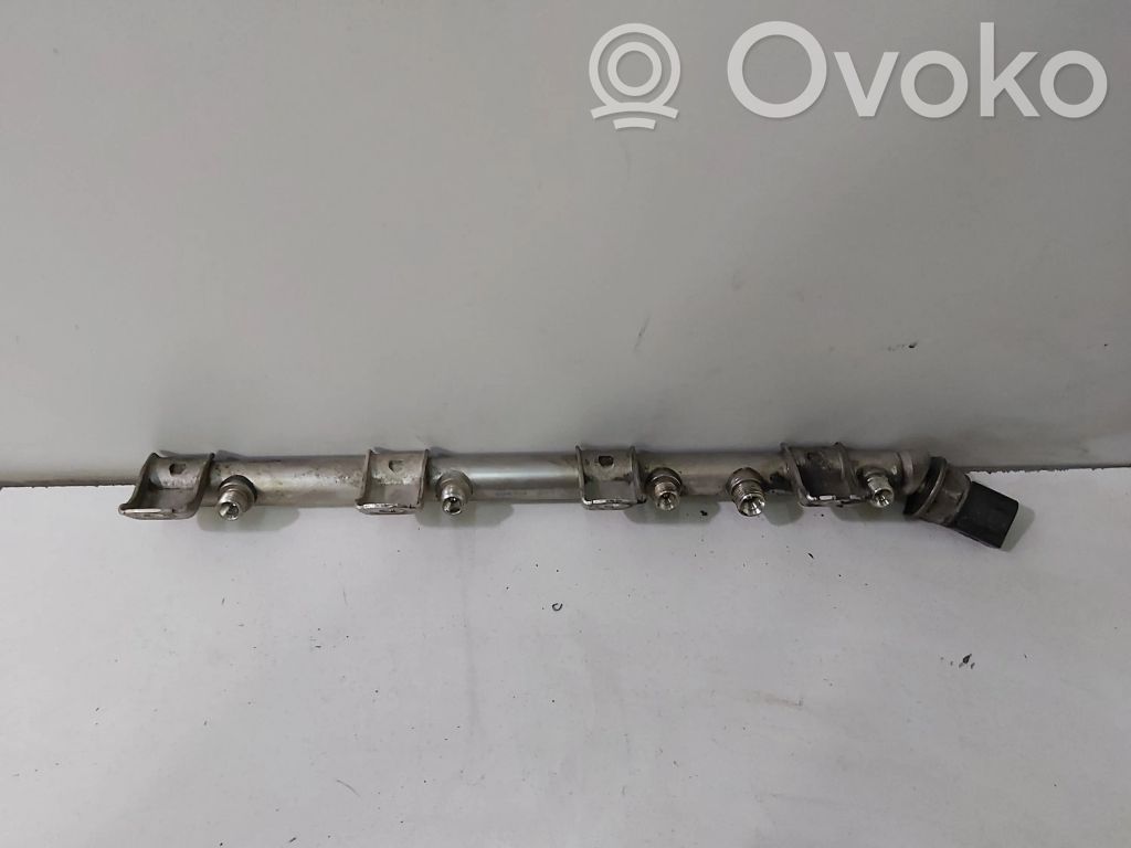 BMW 5 F10 F11 Listwa wtryskowa 