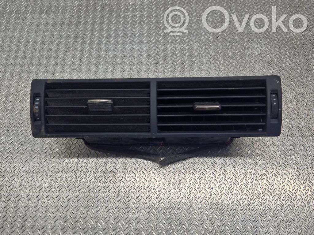 Audi A4 S4 B6 8E 8H Dysze / Kratki środkowego nawiewu deski rozdzielczej 