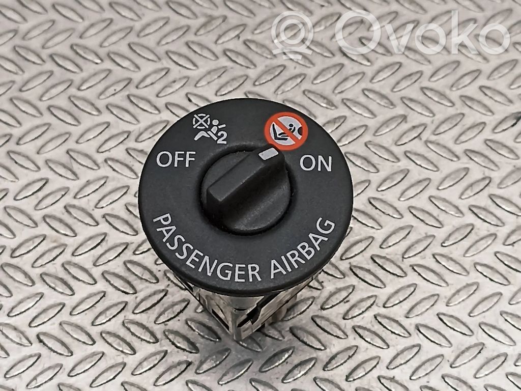 Renault Clio IV Passenger airbag on/off switch 
