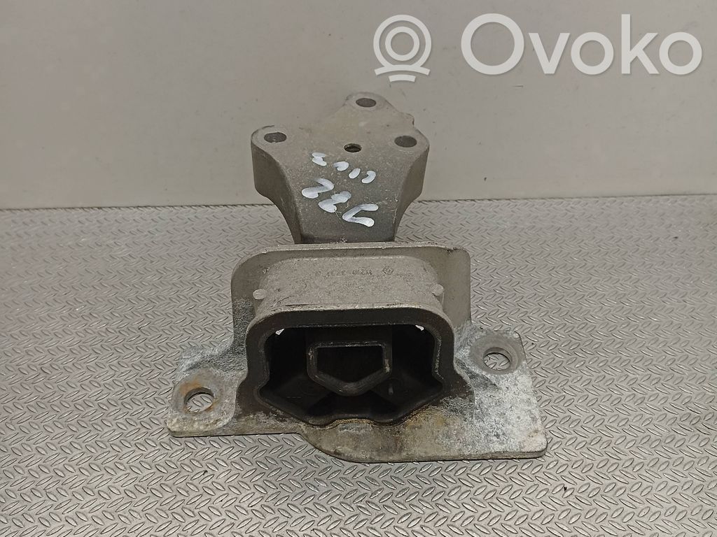 Renault Clio III Engine mount bracket 