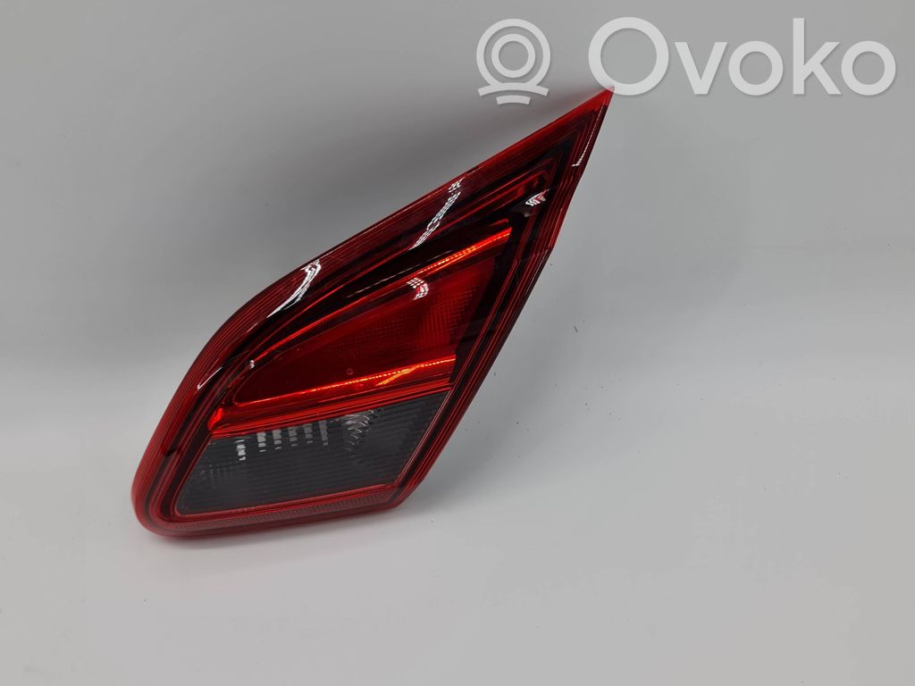Opel Corsa E Galinis žibintas dangtyje 