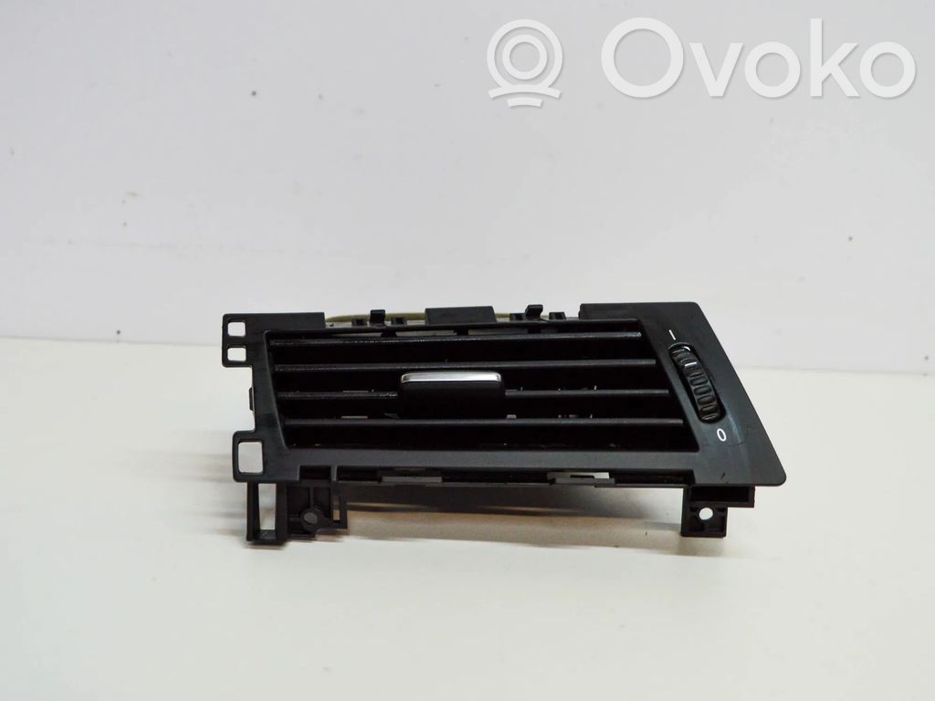 BMW 5 E60 E61 Lango oro grotelės 