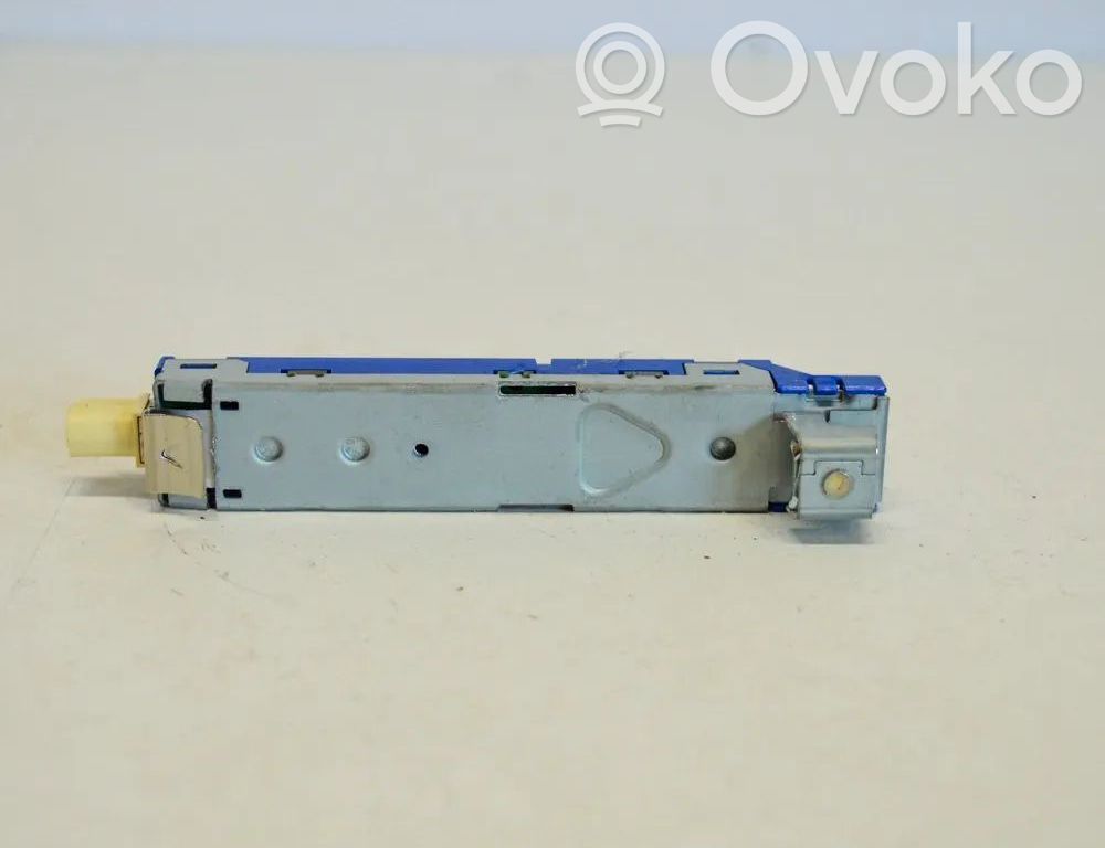 Audi A4 S4 B9 8W Pystyantennivahvistin 