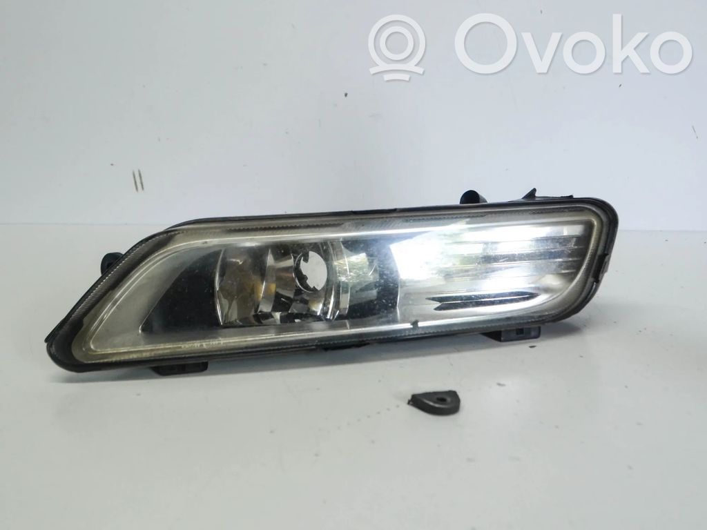 Volkswagen PASSAT B7 Etusumuvalo 