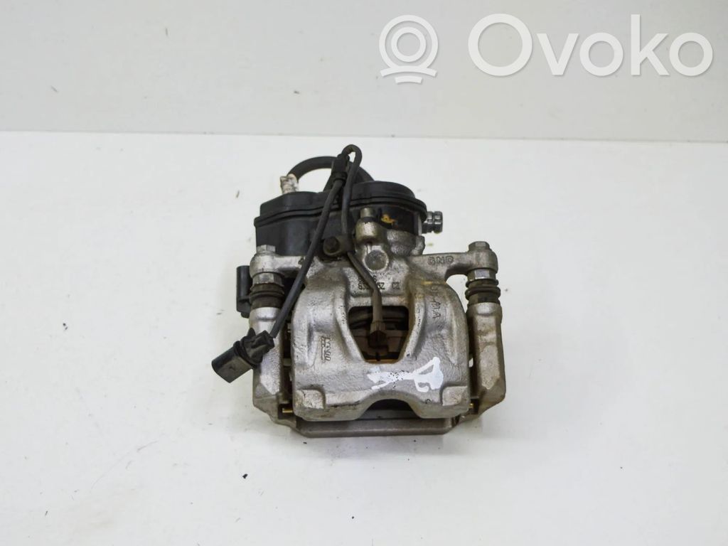 Audi A4 S4 B9 8W Tylny zacisk hamulcowy 