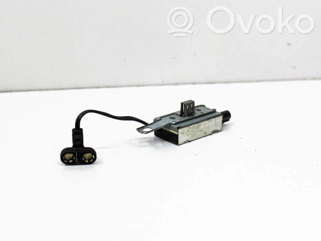 Tesla Model S Pystyantennivahvistin 