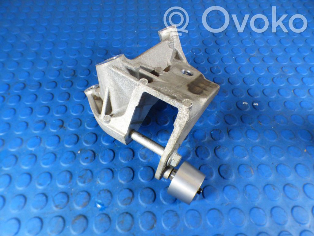 Volvo XC60 Engine mounting bracket 