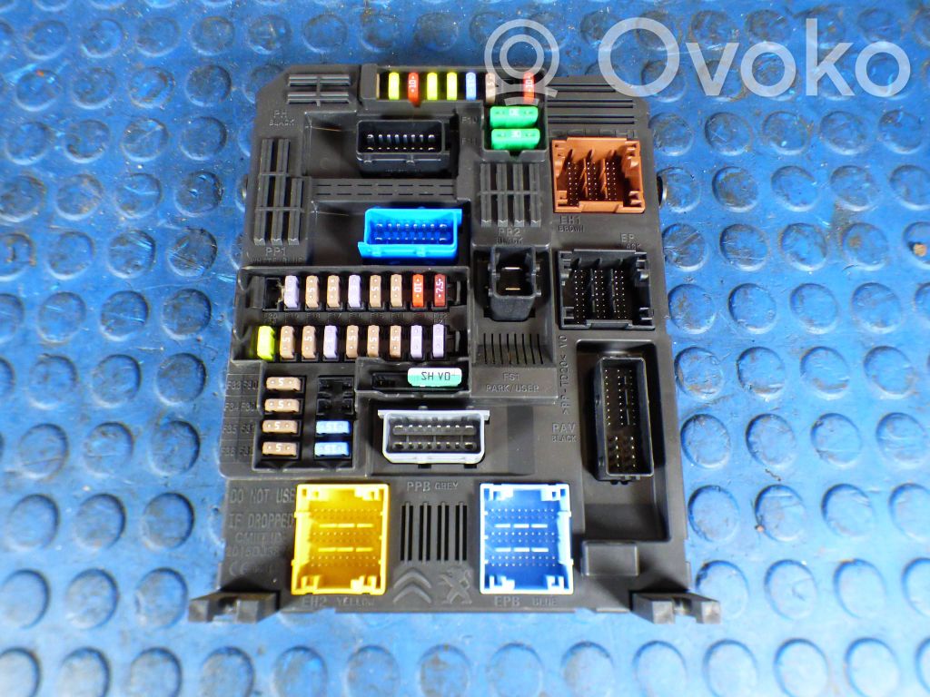 Peugeot 308 Fuse module 