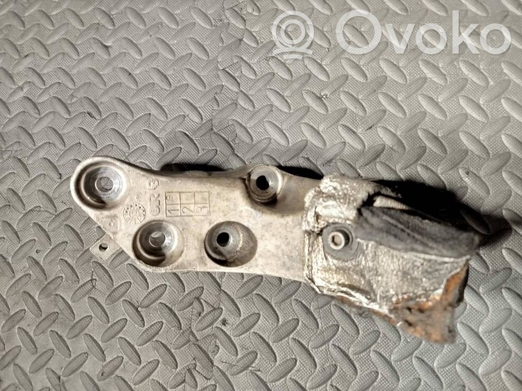 Maserati Ghibli Engine mounting bracket 