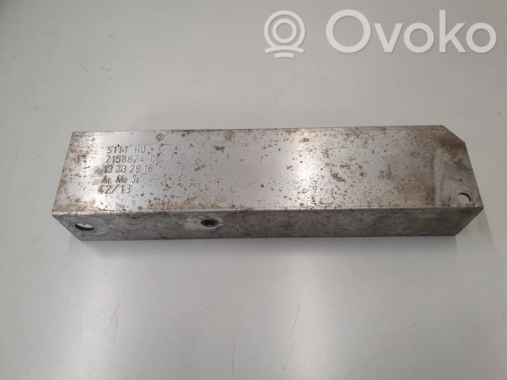 BMW 5 F10 F11 Kita variklio skyriaus detalė 