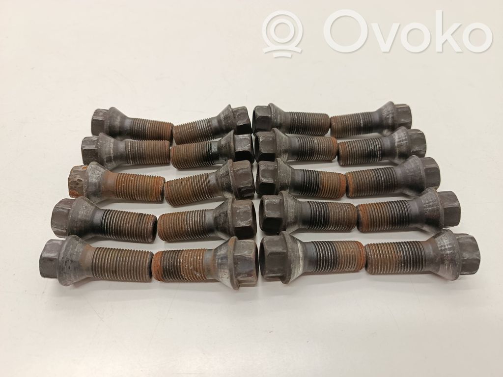 BMW 2 F46 Mutterit/pultit 