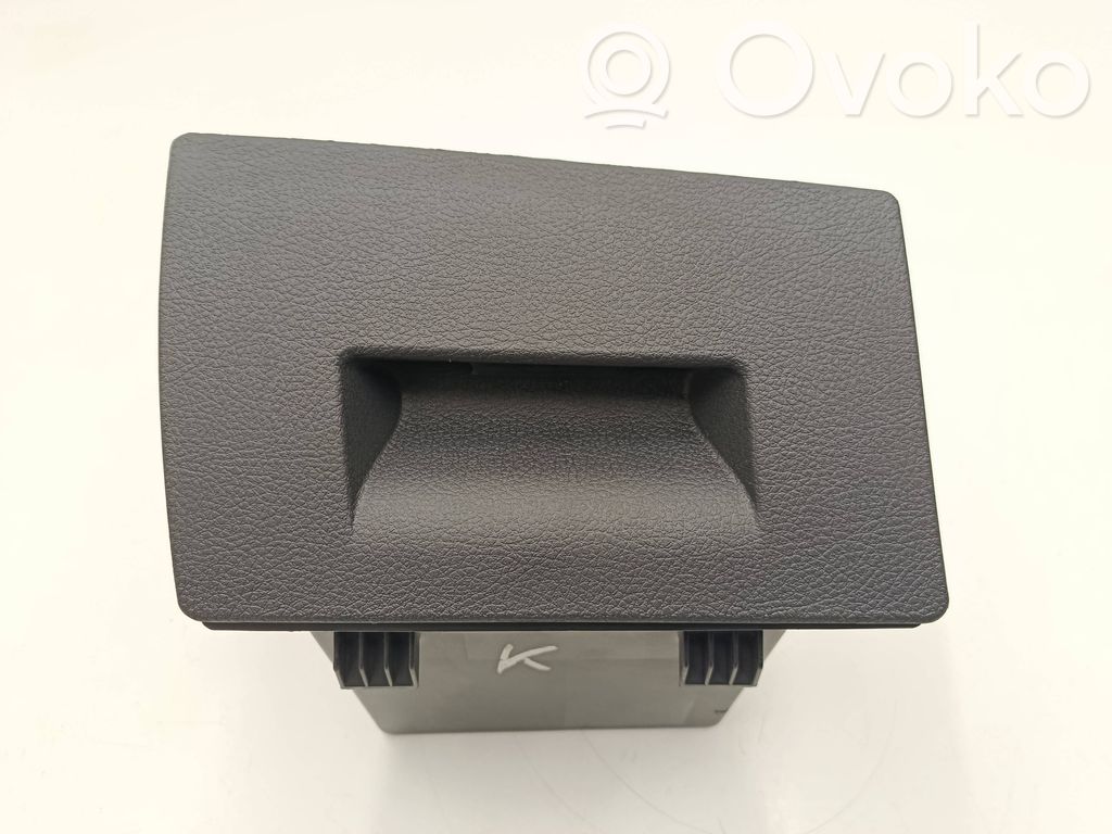 BMW 2 F46 Handschuhfach 