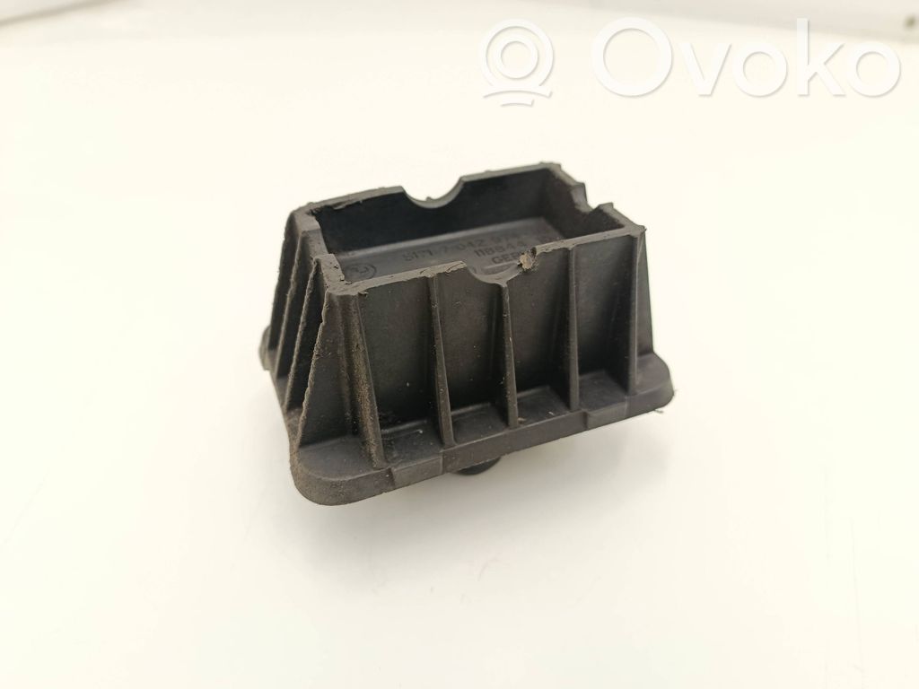 Jacking socket point   7042974